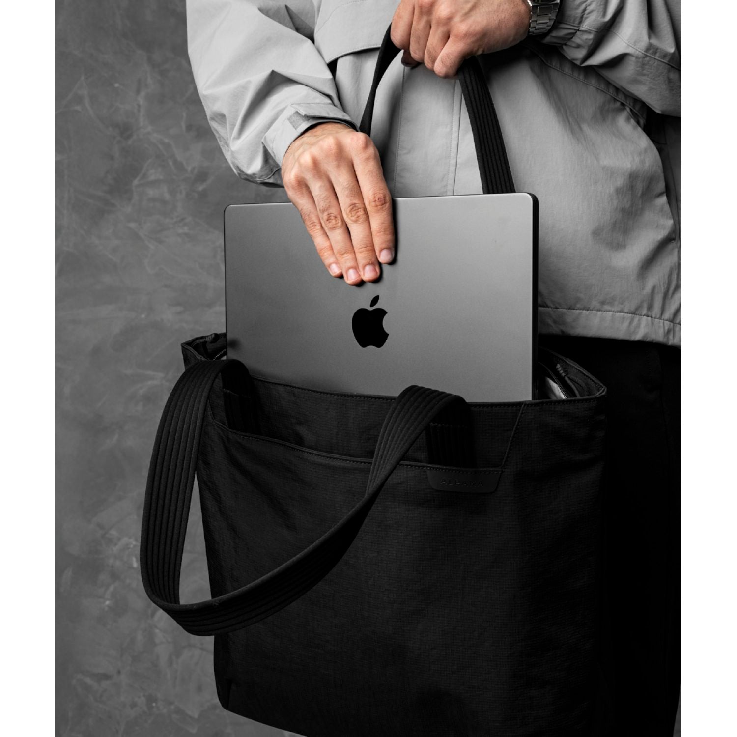 ALPAKA Flight Tote Bag (M)