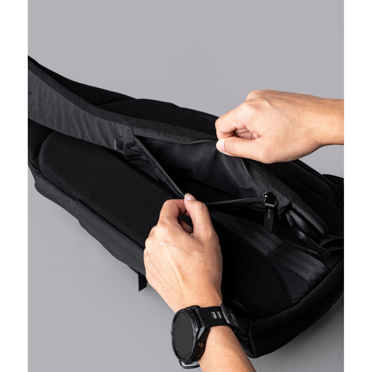 ALPAKA Metro Crossbody Right Shoulder