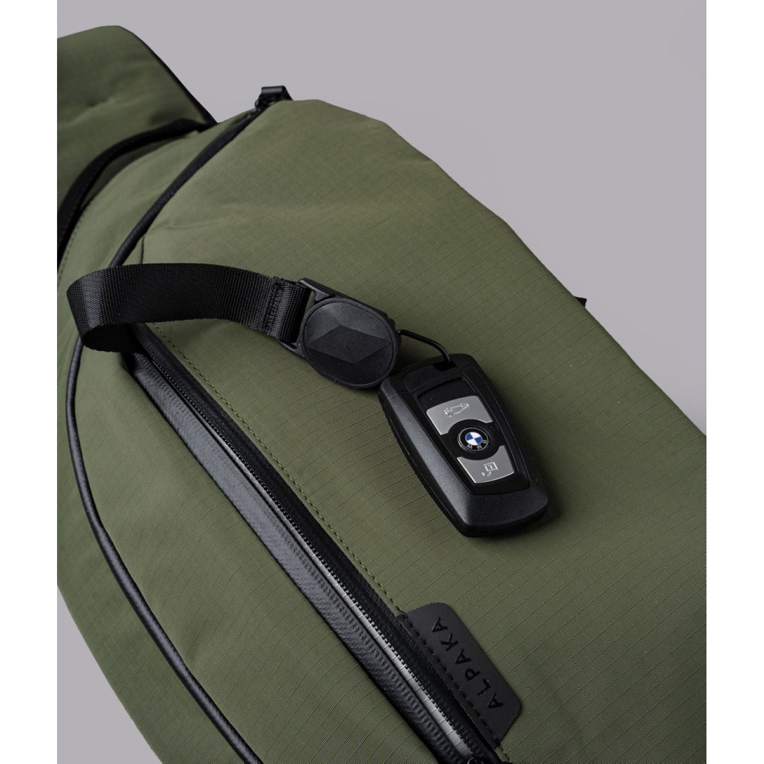 ALPAKA Metro Crossbody Right Shoulder